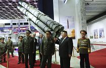 Kim Dzsongun és Szergej Sojgu a phenjani fegyverkiállításon