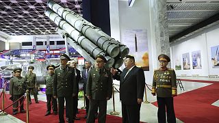 Kim Dzsongun és Szergej Sojgu a phenjani fegyverkiállításon