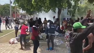 Centenas de pessoas tinham-se refugiado junto à Embaixada dos EUA em Port-au-Prince