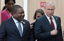 ولادیمیر پوتین، رئیس جمهور روسیه سمت راست، و فیلیپه نیوسی، رئیس جمهور موزامبیک سمت چپ در حاشیه اجلاس سران روسیه و آفریقا ۲۷ ژوئیه ۲۰۲۳