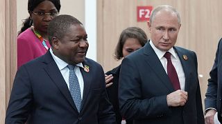 ولادیمیر پوتین، رئیس جمهور روسیه سمت راست، و فیلیپه نیوسی، رئیس جمهور موزامبیک سمت چپ در حاشیه اجلاس سران روسیه و آفریقا ۲۷ ژوئیه ۲۰۲۳