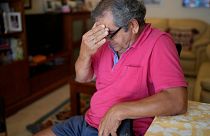 Antonio Grosso piange dopo aver letto la lettera che sua figlia gli ha scritto dopo la denuncia degli abusi subiti dall'uomo
