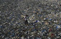 Un niño camina sobre los residuos de plástico en la playa de Badhwar Park, en la costa del mar Arábigo, en Bombay (India),