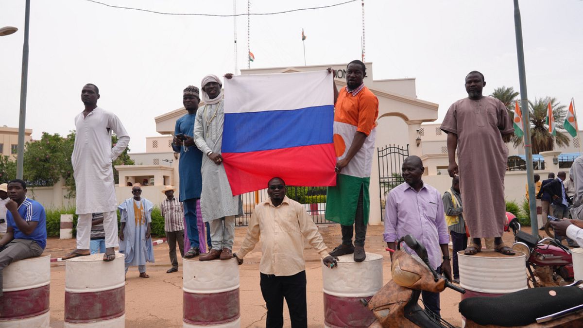 Manifestantes que apoiam os golpistas têm exibido bandeiras russas nas ruas