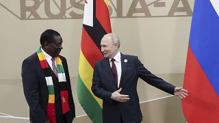 Президент Зимбабве Эммерсон Мнангагва (слева) и президент России Владимир Путин (справа) на саммите "Россия-Африка" в Санкт-Петербурге. 27 июля 2023.