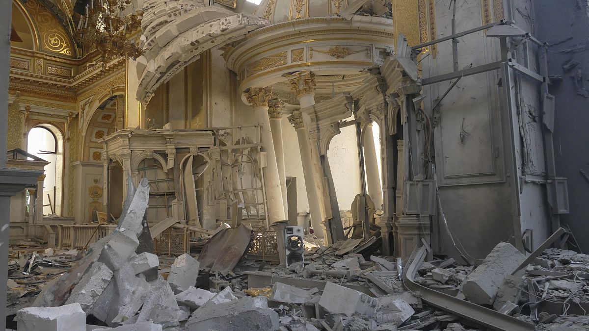 A megrongálódott odesszai ortodox katedrális belső tere 2023. július 23-án.