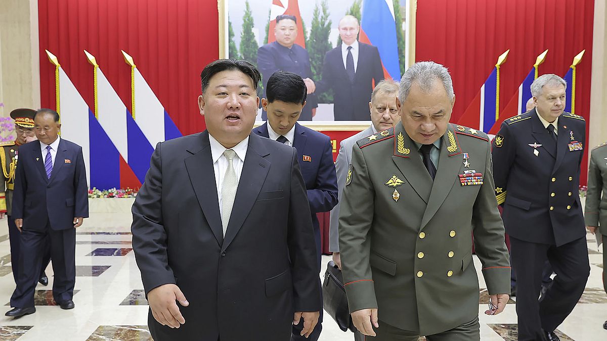 El líder norcoreano Kim Jong Un, en el centro, y el ministro de Defensa ruso Serguéi Shoigú, a la izquierda, durante su encuentro en Piongyang, Corea del Norte, el 27 de julio