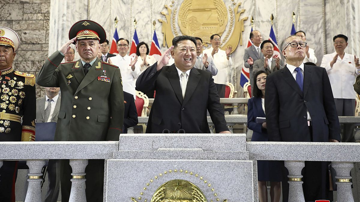 Szergej Sojgu (balra) és Kim Dzsong Un (középen) az észak-koreai állami ünnepségen.