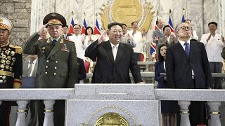 Szergej Sojgu (balra) és Kim Dzsong Un (középen) az észak-koreai állami ünnepségen.