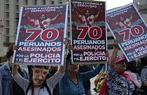 Manifestantes seguram cartazes onde se lê "70 peruanos mortos pela polícia e pelo exército", Lima, Peru