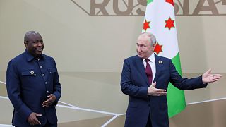 Putyin és Evariste Ndayishimiye, Burundi elnöke az Afrika-csúcson