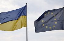 Ukrajna és az Európai Unió zászlaja egymás mellett a berlini kancelláriánál 2023. május 14-én.