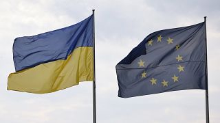 Ukrajna és az Európai Unió zászlaja egymás mellett a berlini kancelláriánál 2023. május 14-én.