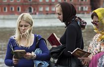 Orosz ortodox nők bibliával a kezükben 2017-ben. Az egyházban évtizedes téma az abortusz tiltása.