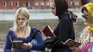 Orosz ortodox nők bibliával a kezükben 2017-ben. Az egyházban évtizedes téma az abortusz tiltása. 