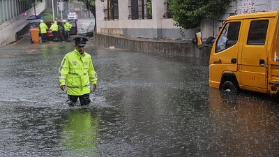 Un policier chinois dans les rues de Xiamen après le passage du typhon Doksuri - 28.07.2023