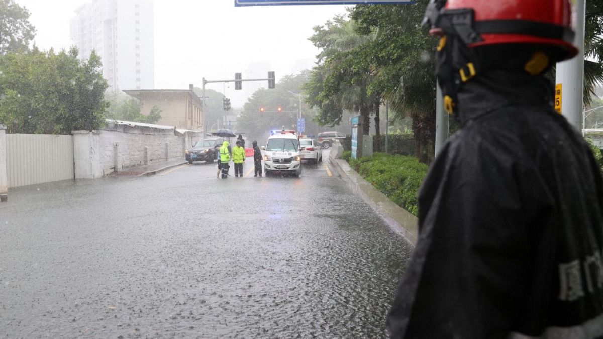 Passagem do tufão causou cortes de energia, estradas bloqueadas e cancelamentos de voos