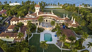 Trump başkanlıktan ayrıldıktan sonra çok gizli belgeleri Florida'daki malikanesinde tutmakla suçlanıyor