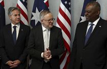 من اليمين وزير الدفاع الأمريكي لويد أوستن ورئيس الوزراء الأسترالي أنتوني ألبانيزي ووزير الخارجية الأمريكي أنتوني بلينكن