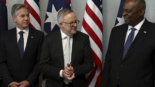 من اليمين وزير الدفاع الأمريكي لويد أوستن ورئيس الوزراء الأسترالي أنتوني ألبانيزي ووزير الخارجية الأمريكي أنتوني بلينكن