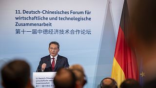 Li Csiang miniszterelnök egy júniusi német-kínai gazdasági fórumon, Berlinben