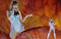 Taylor Swift si esibisce durante l'apertura del suo Eras tour allo State Farm Stadium di Glendale