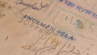 Надпись "Бела Энглман" на школьном учебнике 13-летнего еврейского мальчика, погибшего в Освенциме 