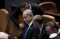 Az izraeli miniszterelnök kormánypárti képviselőkkel a Knesszetben