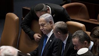 Az izraeli miniszterelnök kormánypárti képviselőkkel a Knesszetben