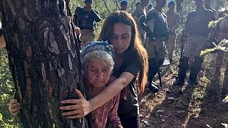 Akbelen Ormanı'nda ağaç kesimini önlemek isteyen 88 yaşındaki Zehra Yıldırım ve çevreci Esra Işık