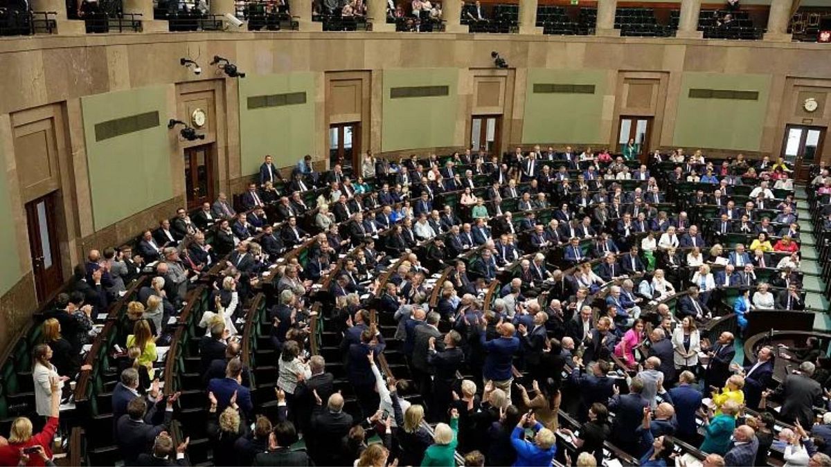 قانونگذاران لهستانی در پارلمان ورشو در حال رای دادن.