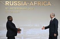 الرئيس الروسي بوتين مستقبلاً نظيره الموزمبيقي فيليبي نيوسي 