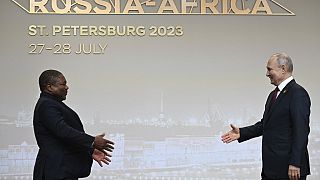 الرئيس الروسي بوتين مستقبلاً نظيره الموزمبيقي فيليبي نيوسي