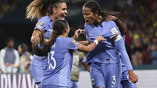 La francesa Wendie Renard, a la derecha, celebra con sus compañeras tras marcar el segundo gol de su equipo 