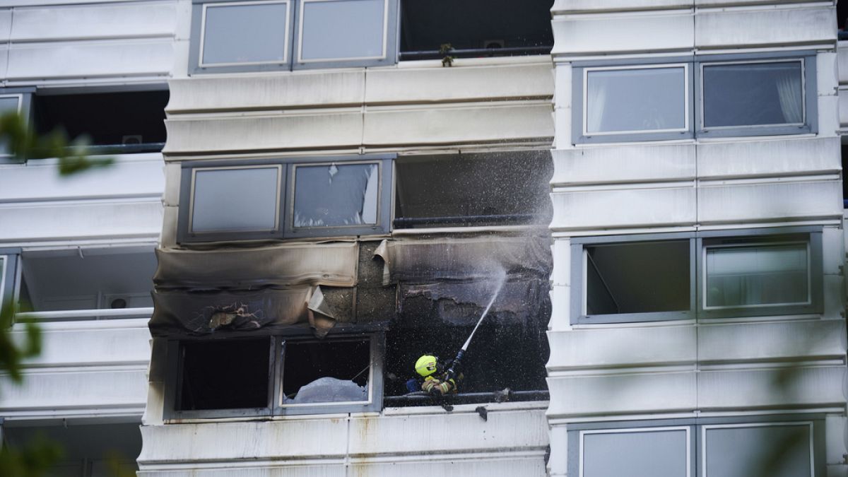 Beim Sprung aus dem Fenster ihrer brennenden Wohnung sind ein Mann und eine Frau in Berlin ums Leben gekommen