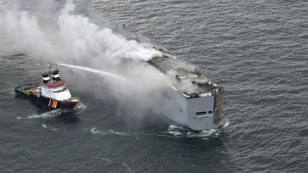 Video: Geen commentaar: Het slepen begint voor vrachtschip dat voor de kust van Nederland in brand vloog