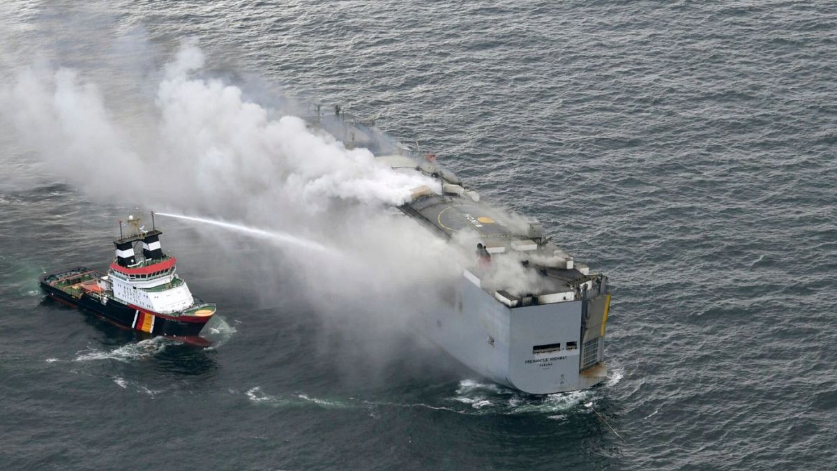 یک کشتی باری در نزدیکی سواحل هلند دچار آتش‌سوزی شد