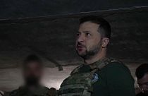 Zelensky visita una delle postazioni avanzate dell'esercito a Bakhmut