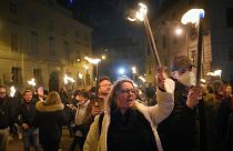 Protestocular Viyana'da aşırı sağcılar tarafından düzenlenen tecrit karşıtı gösteride meşaleler ve pankartlar taşıdı. 20 Kasım 2021