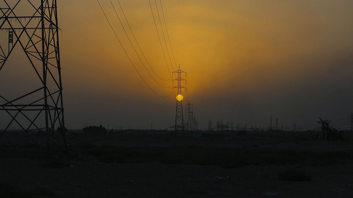 يعود الانقطاع المتكرر للتيار الكهربائي في العراق خصوصاً إلى التردّي في البنية التحتية