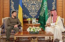 محمد بن سلمان، ولیعهد عربستان سعودی، در جریان اجلاس سران کشورهای عربی در جده با ولودیمیر زلنسکی، رئیس جمهور اوکراین دیدار کرد. ماه می ۲۰۲۳