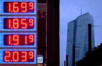 Цены на бензин на автозаправке во Франкфурте с Европейским центробанком на фоне, 28 июля 2023 г.