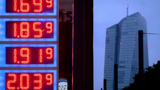 Цены на бензин на автозаправке во Франкфурте с Европейским центробанком на фоне, 28 июля 2023 г.