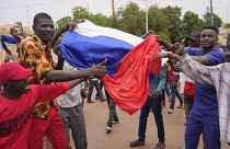 علم روسيا خلال إحدى المظاهرات في النيجر المؤيدة للانقلاب 