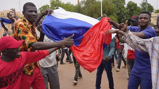 علم روسيا خلال إحدى المظاهرات في النيجر المؤيدة للانقلاب