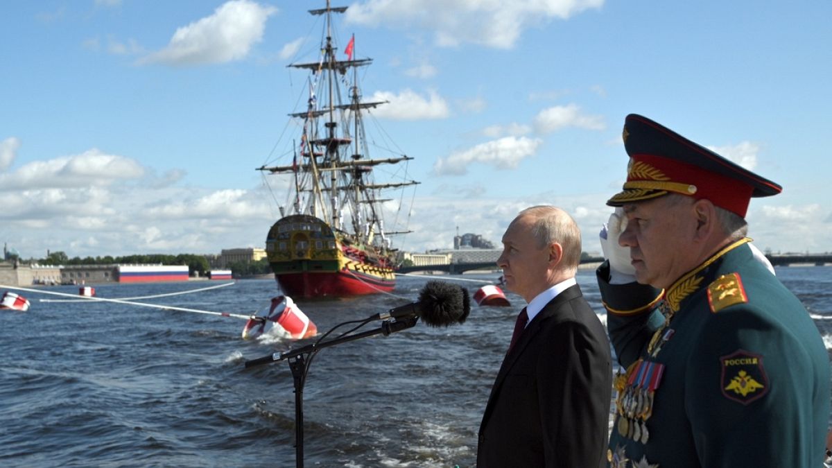Vlagyimir Putyin a haditengerészeti parádén 2023. július 30-án