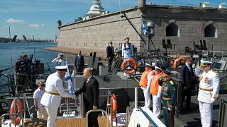 الرئيس الروسيي يهندئ نيكولاي يفمينوف القائد العام للقوات البحرية