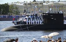 Momento del desfile de Día de la Armada en San Petersburgo sobre el rio Nevá