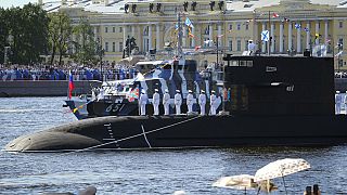 Momento del desfile de Día de la Armada en San Petersburgo sobre el rio Nevá