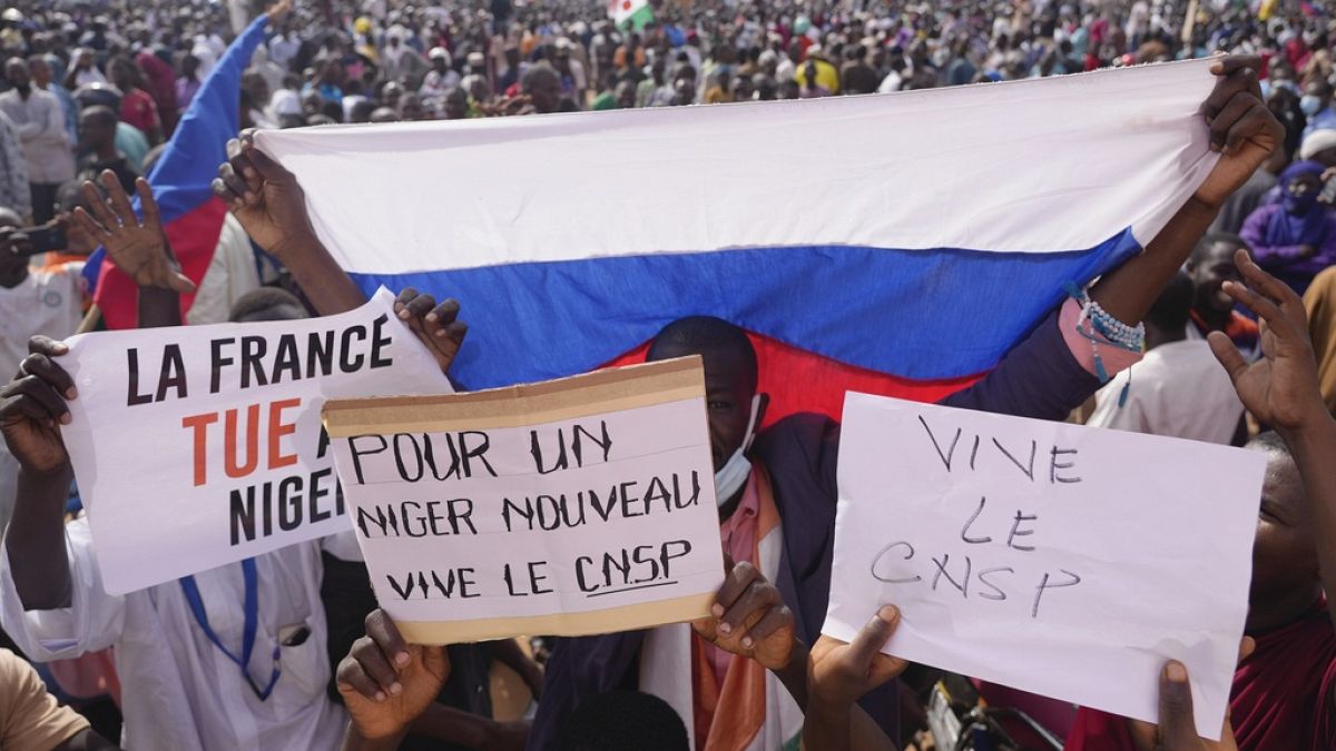 "Frankreich tötet" steht auf Bannern - Protestierende schwenken russische Fahnen